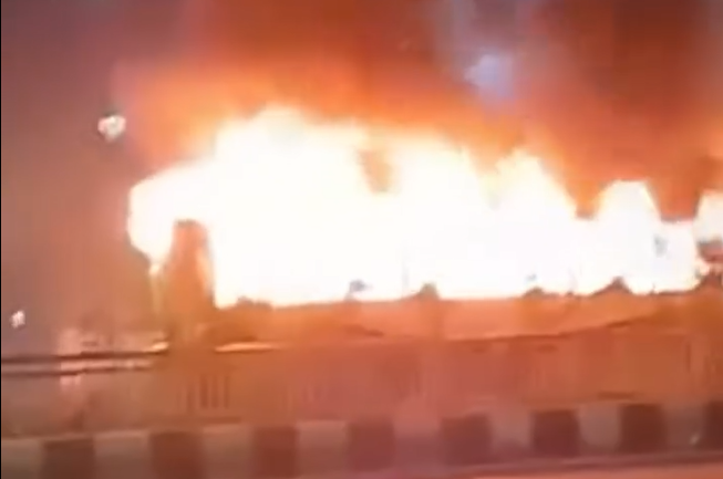 প্রেসক্লাবের সামনে বাসে আগুন